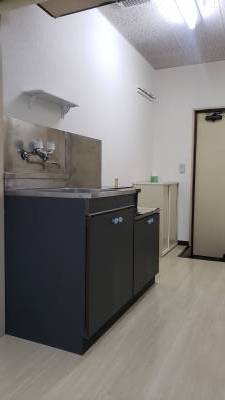 玄関にシューズボックス、姿見鏡あります