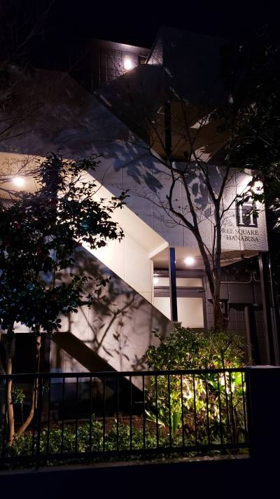 夜の裏口写真、多くのスポットライトで雰囲気を高めてます