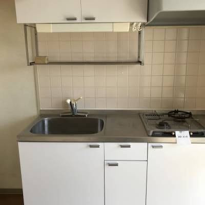 キッチンは二口コンロ付きです。