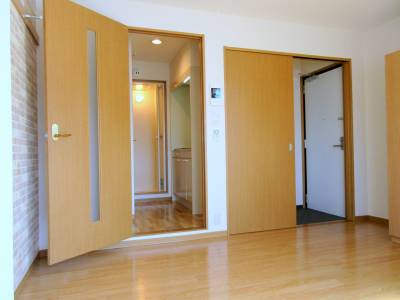 台所は独立スペース、来客が来ても通らなくて居間へ案内