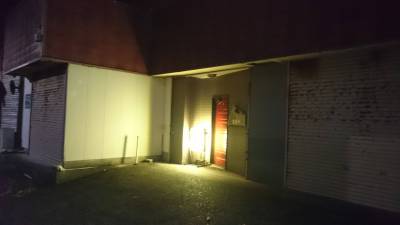 夜の光景です。飲食店が並んでいます。