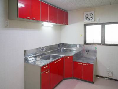 キッチンもリフォーム済み。オシャレなクロス