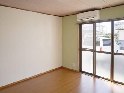 南側リビングはリフォーム済み。オシャレなアクセントクロス