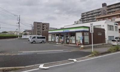 徒歩5分のところにあるファミリーマートです。