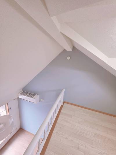 青のドアが特徴的です♪