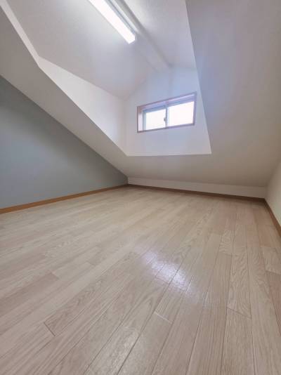 天窓があるので部屋全体が明るいです♪