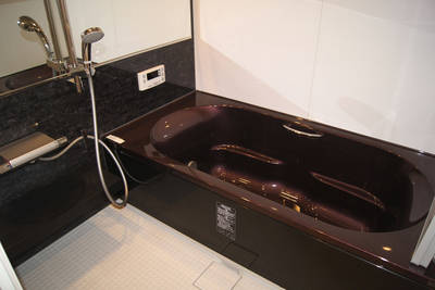 1616サイズの大きくモダンな浴室は換気乾燥暖房機付き