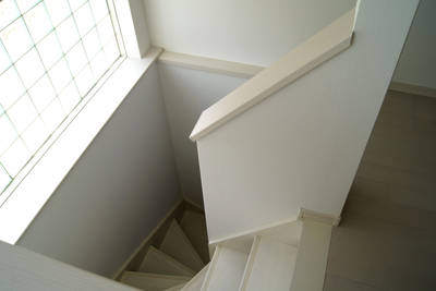 地下室への階段も外光たっぷり