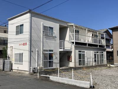 白を基調とした建物。夜も常夜灯があり安心です