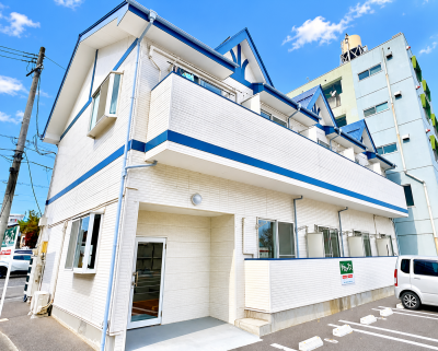 白を基調としたおしゃれな外観
