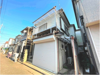 建物右側のスペースには、自転車３台駐輪可能です！