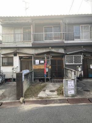 専用の駐車場(小型車)あり、駐輪、バイク置き場ご利用可! 専用の駐車場(小型車)あり、駐輪、バイク置き場ご利用可!