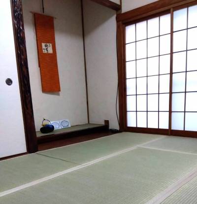床の間と押入のある和室です。落ち着きます！