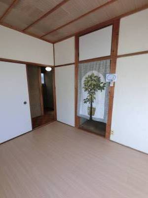 収納２か所ありの２階洋室です。