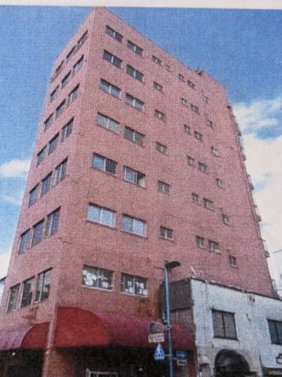 ピンクレンガ色の建物です。