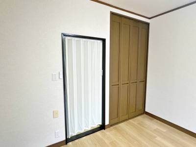 クローゼットは収納しやすいハイドア仕様です。