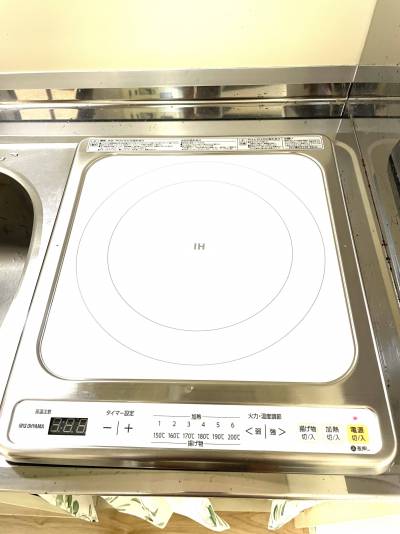 調理汚れが少なく、手入れも簡単なIHコンロを設置。