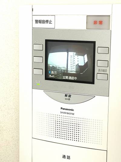 カラーモニター付ドアホンでセキュリティ完備。
