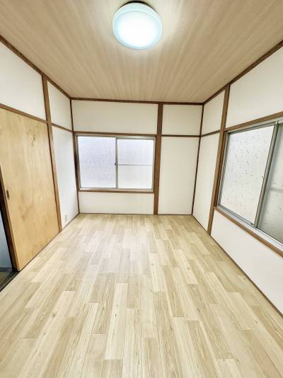 2階6畳居室。3面彩光で気持ちいい風が吹き抜けます。