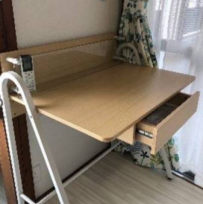 引き出し、ガラススタンド付きの便利な机です。