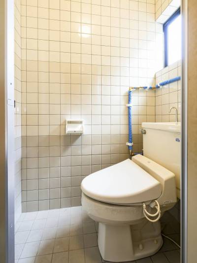トイレは二か所。洗浄便座付。小便器もあります。