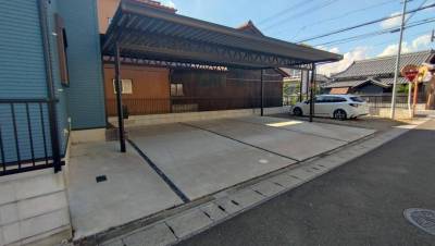 雨を気にせず車の乗り降りできる、3台分カーポートあり