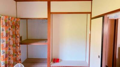 海側の6畳洋室、夜寝る時に波音が子守歌です。
