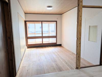 引き戸をつけて縁側や部緩やかに仕切っても抜け感ありのリビング