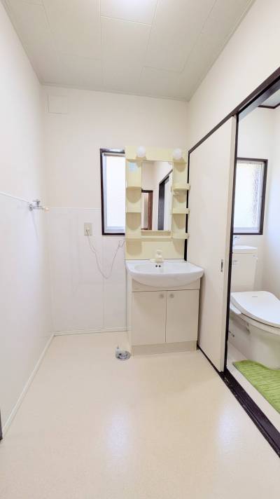 洗面化粧台にいろいろ置けて便利♪洗濯機置き場もあります！