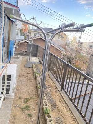 洗濯物を外干しできる竿が2本。お庭でガーデニングを楽しんで！