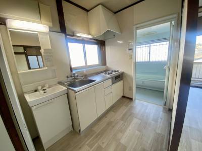 キッチンは新品の2口ガスコンロ（グリル付き）、洗面台も独立