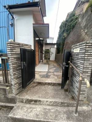 玄関前にもスペースがあるのでお花を植えたり自由にカスタマイズ