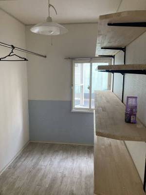 3畳間のWICです。お洋服はすべて収納　3段棚もあります