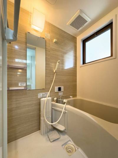 木目調パネルが心地よい癒しのバスルーム・お掃除も楽々