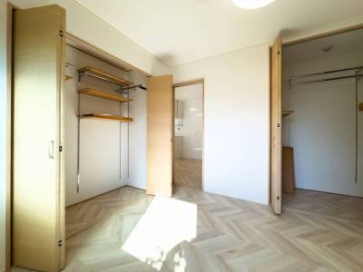 使い方に合わせて棚を自由にアレンジOK・大型収納2つ(寝室)