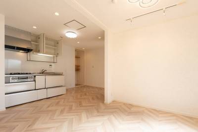 会話を楽しめる開放的なキッチン空間・収納も充実