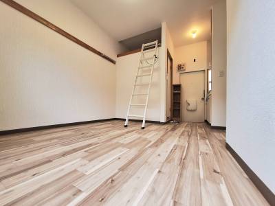 窓側から見た部屋、床も新品