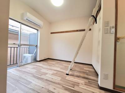 部屋は明るめで壁紙新品