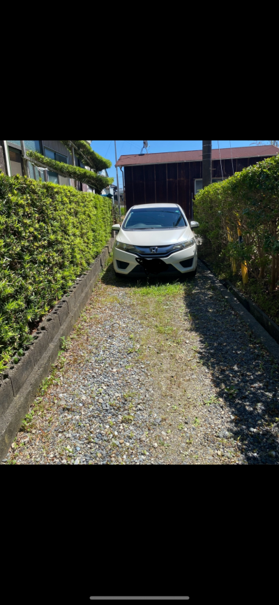 物件入口は狭く普通車で両側いっぱいです。