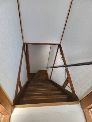 手摺付き階段、ステップには滑り止め付き。