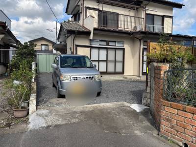 駐車場の間口は2.6m。ミニバンでも余裕持って入れます！