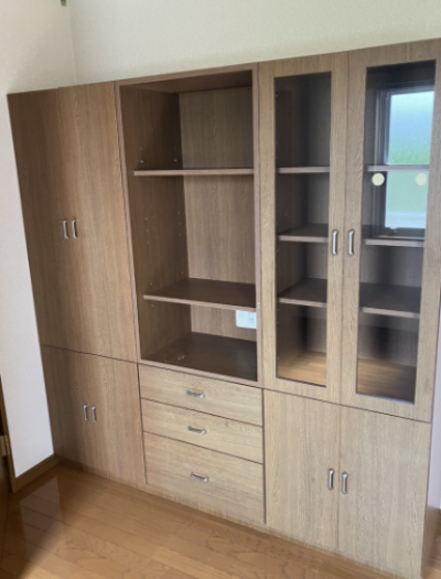 本や雑貨を飾れる収納棚