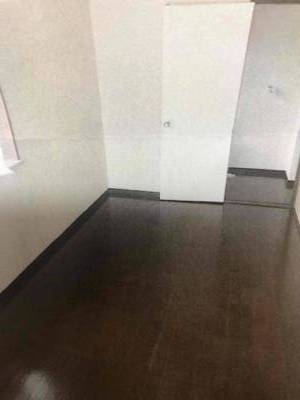 洋室からキッチン方向、ドア見えず。