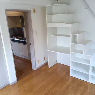 収納付き階段によこは30㎝あり、掃除機の収納等に使えます。