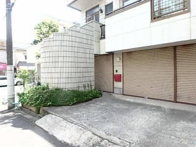 屋外に2台車が止めれます。