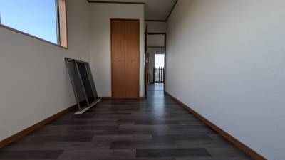 東側洋室4.4帖。広々収納付き。