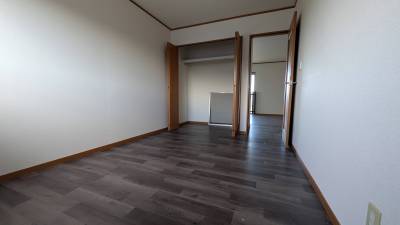 西側洋室5.0帖。広々収納付き。