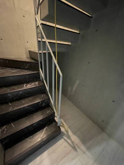 メゾネット地下１階へ下りる階段です。空間にも物が置けますね