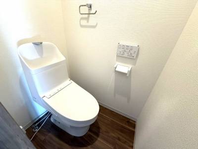 タンク一体型のスッキリしたトイレ