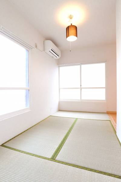 手前の4畳の部屋。大きな窓で二面彩光でとても明るいです